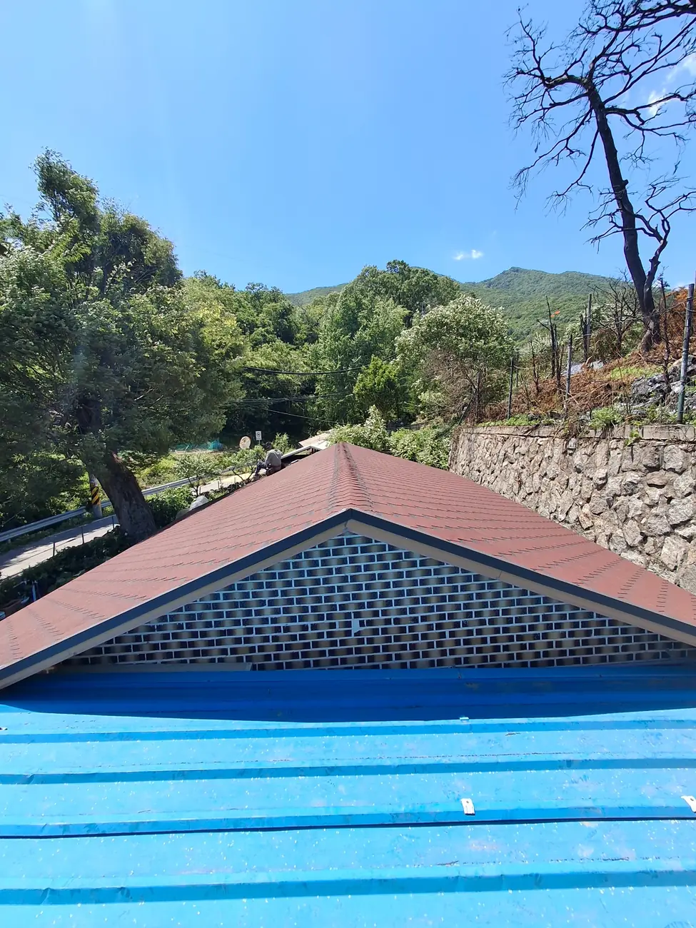 새 아스팔트슁글 덧방 시공을 마친 박공지붕 전체 모습