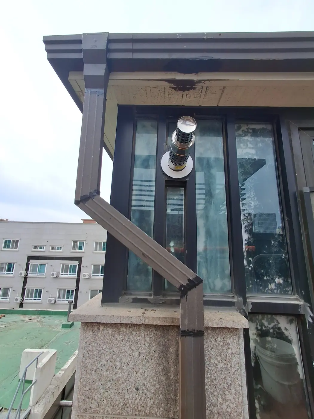 시공 전 부식으로 파손·이탈한 일자형 선홈통 연결 부재
