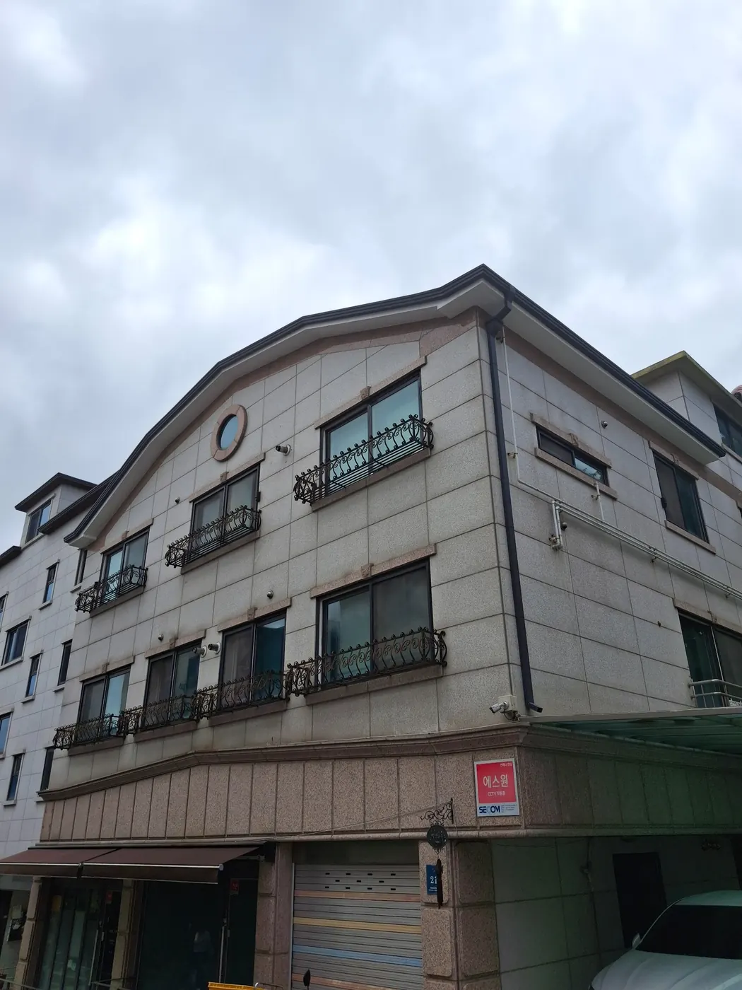외부용 수성페인트로 재도장한 건물 외벽 마감 상태