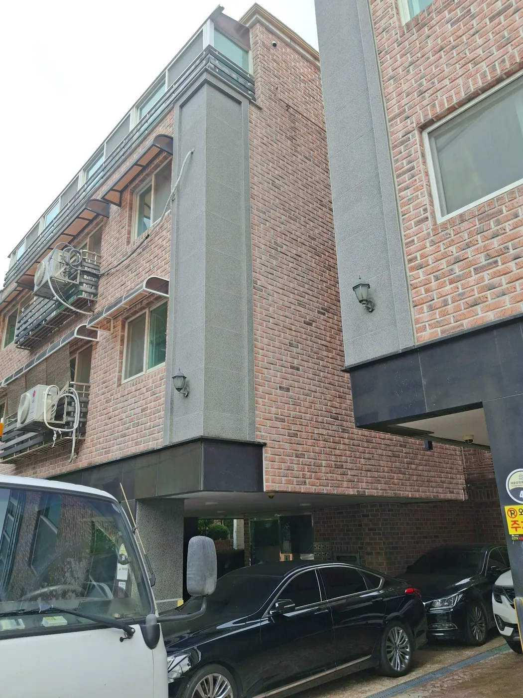 빌라 외벽 우수관 설치 전 벽돌 외벽과 배수 경로